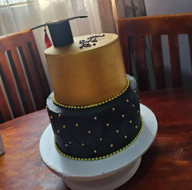 Graduation Topper Cake – Dual Flavor Celebration